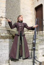 Afbeelding in Gallery-weergave laden, long coat warrior woman

